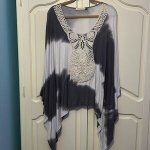 Talk to Angels Grey/ White / Lace Drapey Top Women’s Size Medium